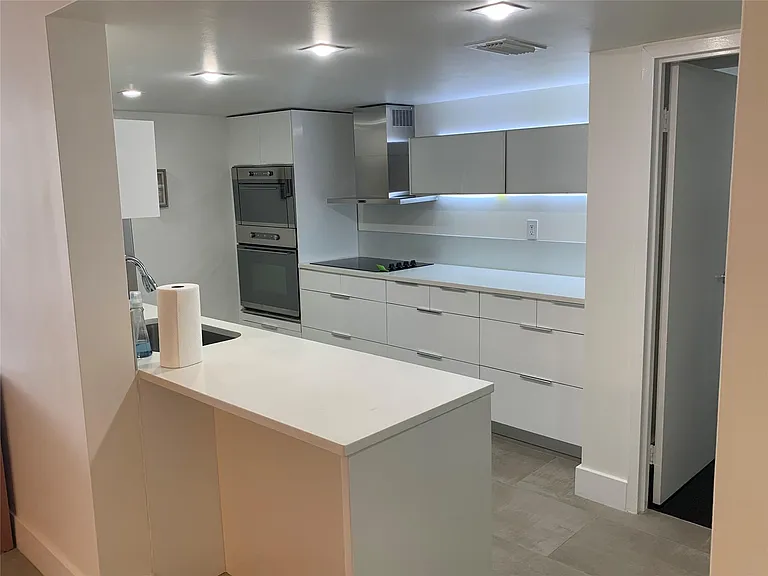 1000 Parkview Dr #319 — Photo 6