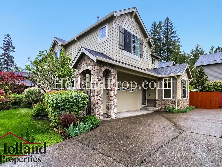 319 NW Wildwood St — Photo 2