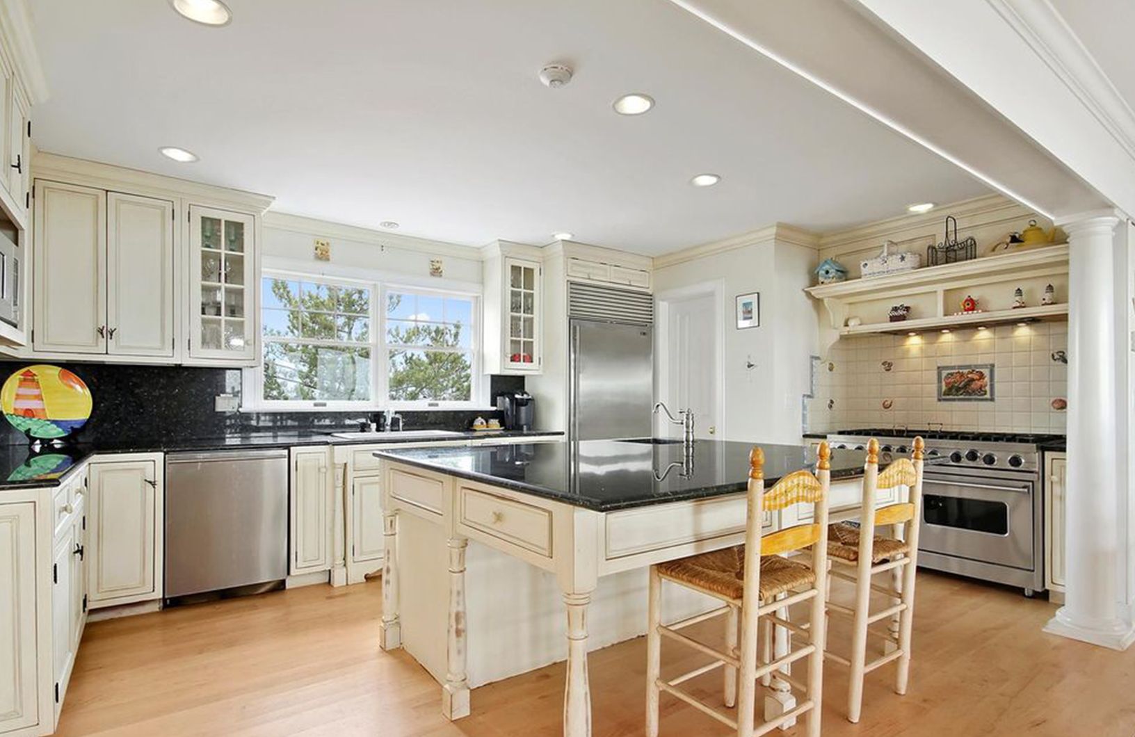  Kitchen with seating
