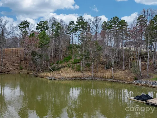 5743 Lake Pointe Dr, Hickory, NC 28630