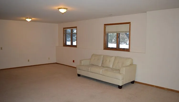 Building Photo - 5694 Claredon Dr