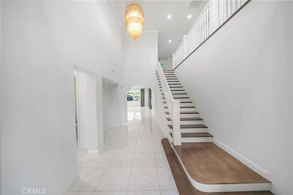 5 bed, 4.5 bath, 4870 sqft, $9,500 — Photo 4