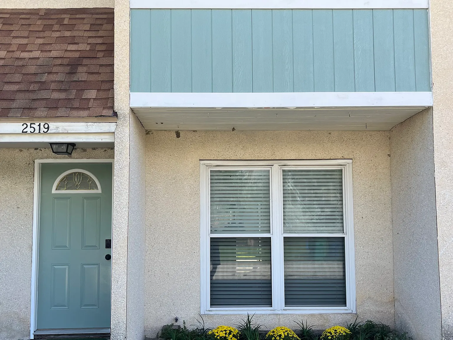 2 bed, 1.5 bath, 905 sqft, $1,930 — Photo 2