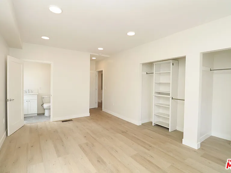 2739 S Budlong Ave — Photo 23