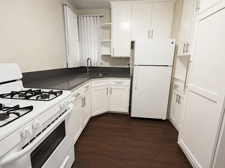 611 Levering Ave — Photo 5