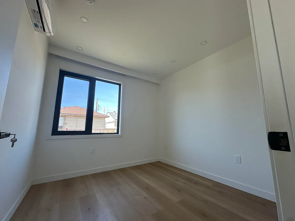 Building Photo - 486 Roosevelt Ave