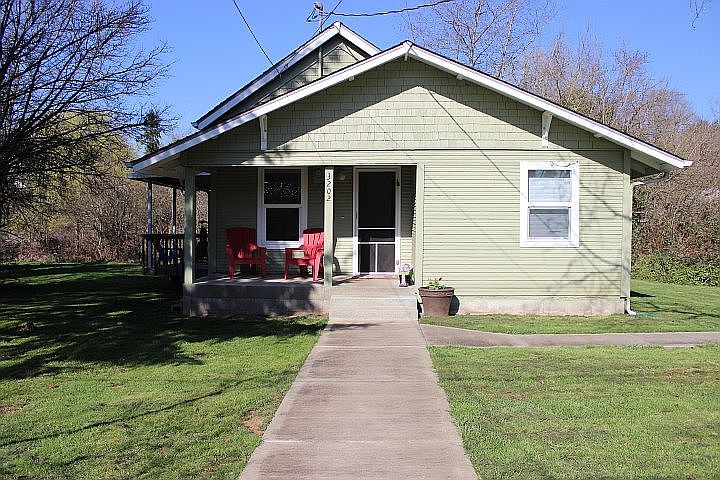 1st image of 3202 NE Petticoat Ln