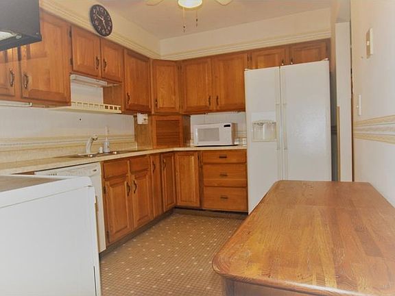 4th image of 1045 Cranston Dr