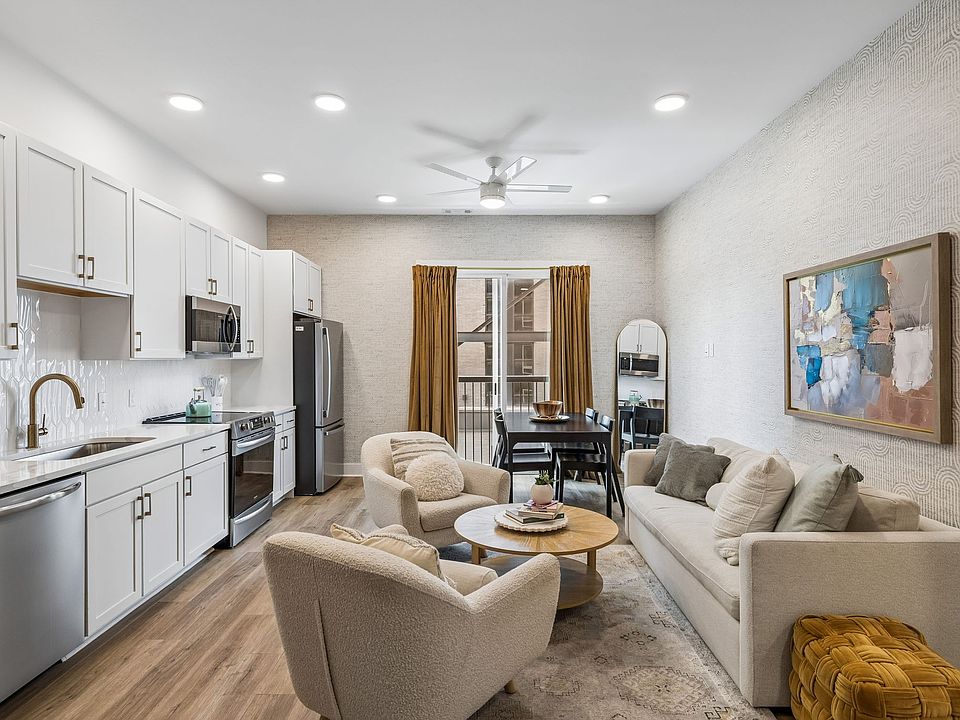 1st image of 815 Main St #202