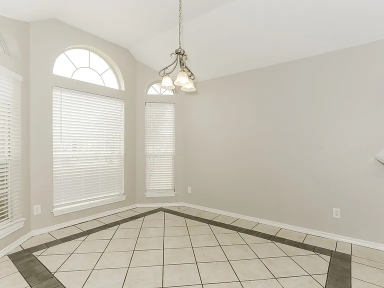 1211 Old Knoll Dr — Photo 5