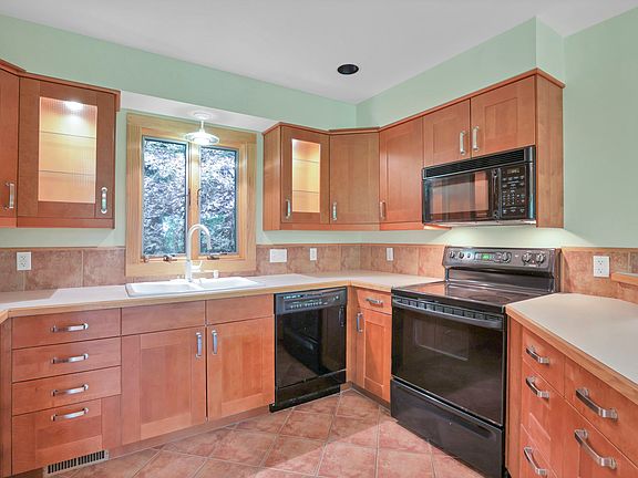 3rd image of 840 W Broadway #840
