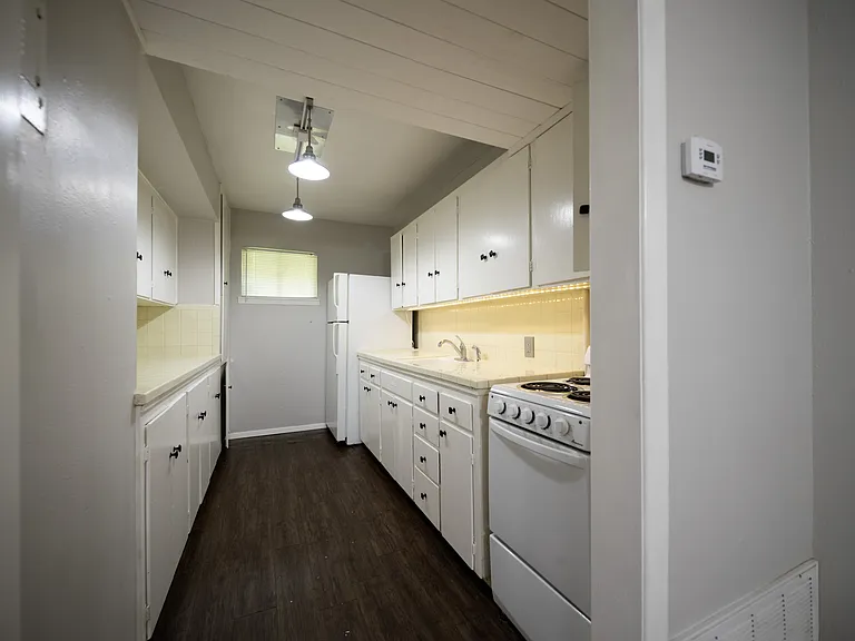804 N Locust St — Photo 3