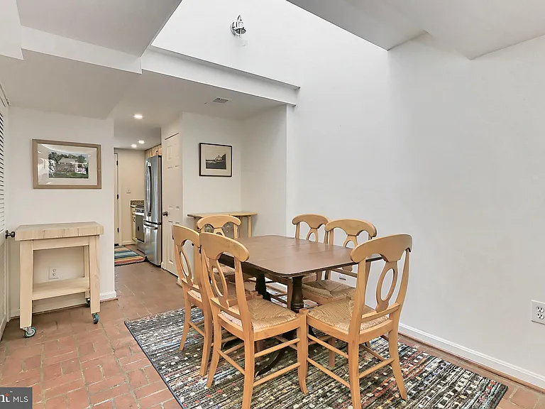 314 S Alfred St — Photo 9