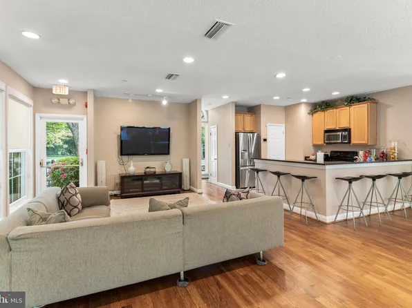 1517 Lincoln Way APT 301, McLean, VA 22102