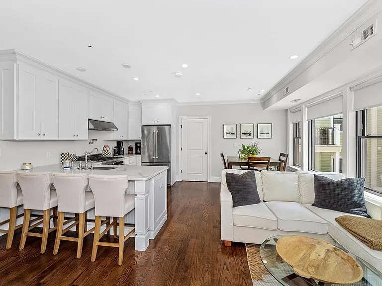 160 W Broadway #301 — Photo 2
