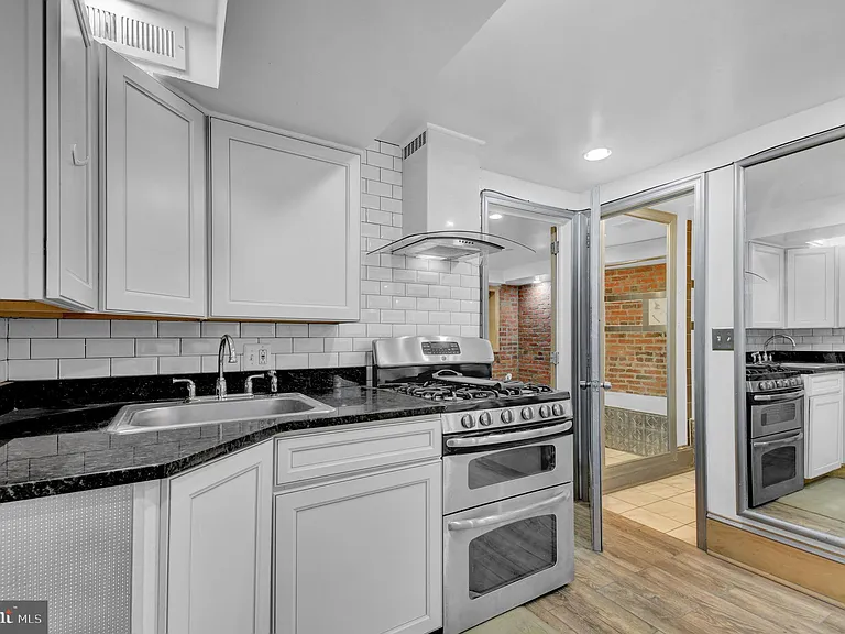 1118 Girard St NW #B — Photo 15