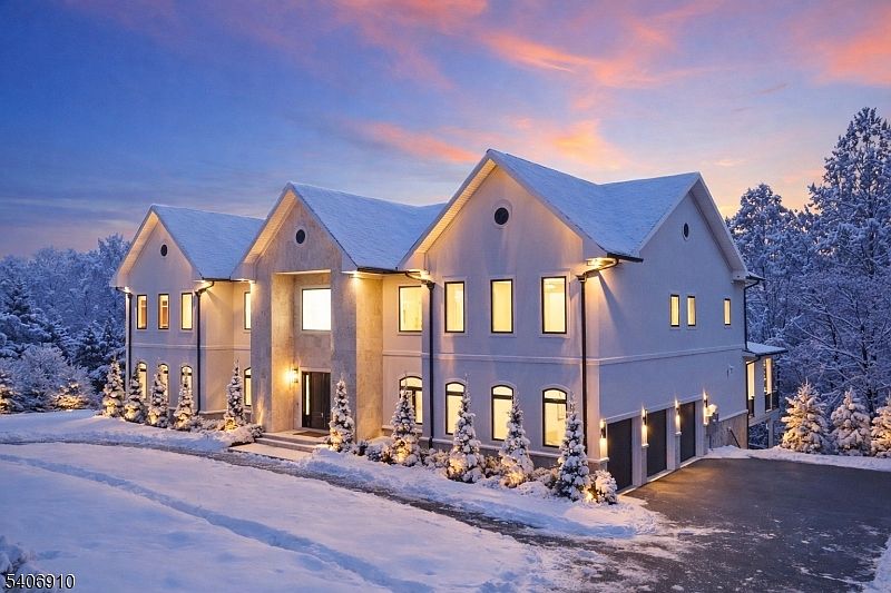 1st image of 39 Westmount Dr