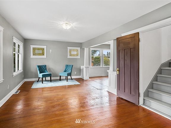 The spacious and bright living room 