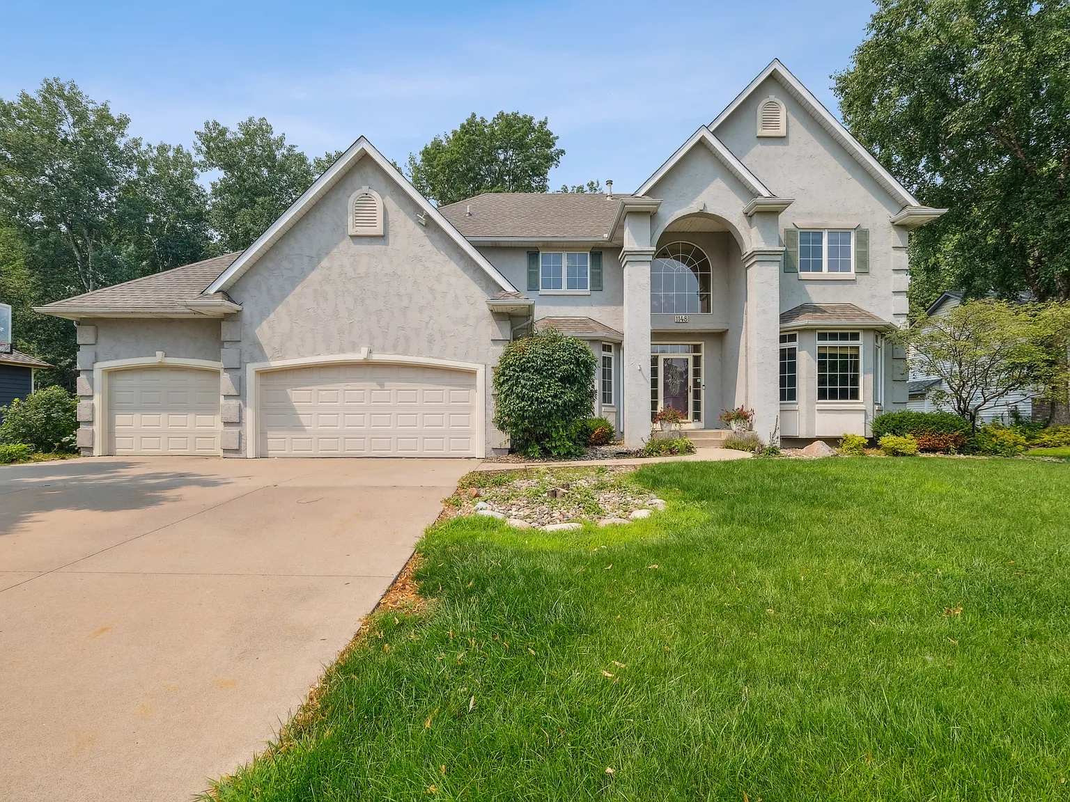 5 bed, 3.5 bath, 4158 sqft, $7,500 — Photo 1