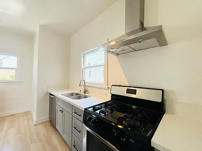 1020 N Oxford Apartments — Photo 4