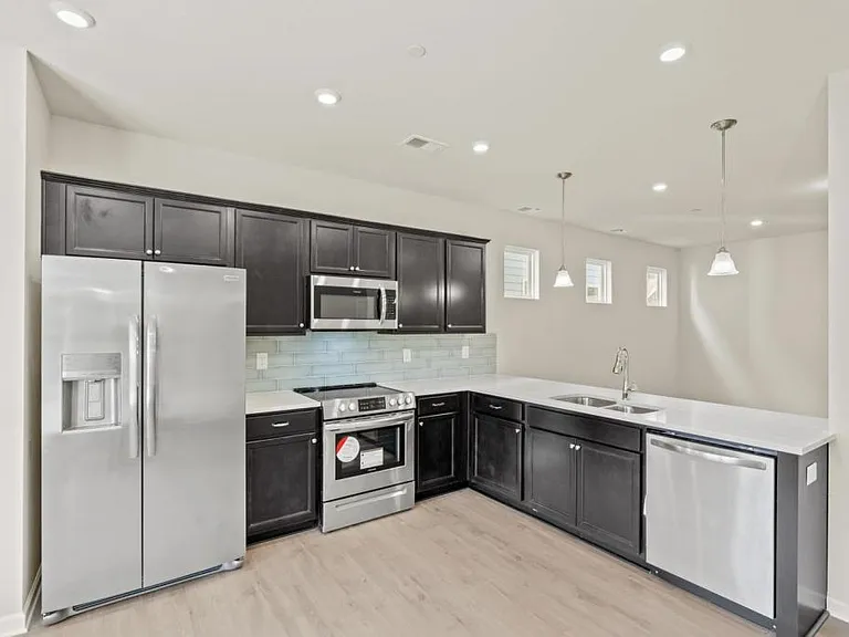 222 Emmett Dr — Photo 11