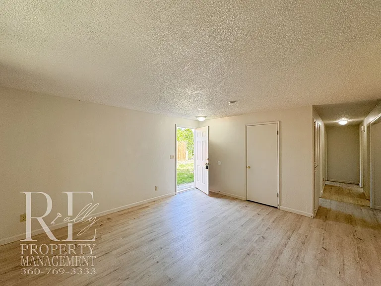2733 Hefner Ave — Photo 7