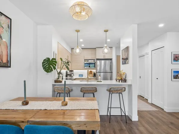 38 7th Ave #203, New Westminster, BC V3L 5W2