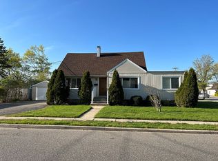 301 Jackson Ave, Syosset, NY 11791