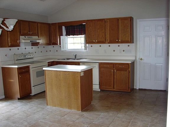 Large eat-in kitchen w/flat top range, dishwasher and disposal