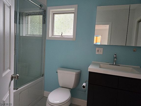 5th image of 49 Mountainview St