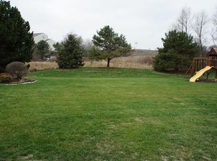 417 Cheshire Ln, Pewaukee, WI 53072