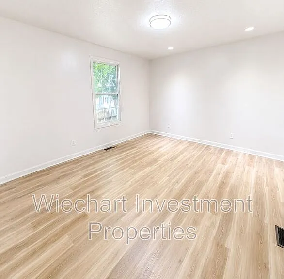 232 N Cherry St — Photo 9