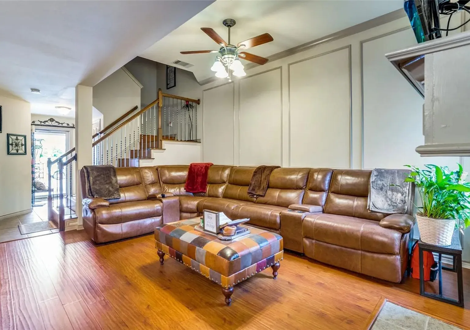 Spacious 4BR 2.5 Bath TownHouse in Euless — Photo 3