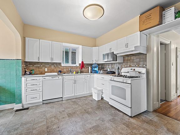 3rd image of 3579 W 18th Ave