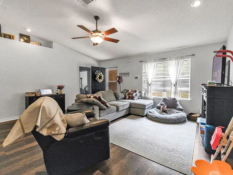 5246 Sewell Rd — Photo 4