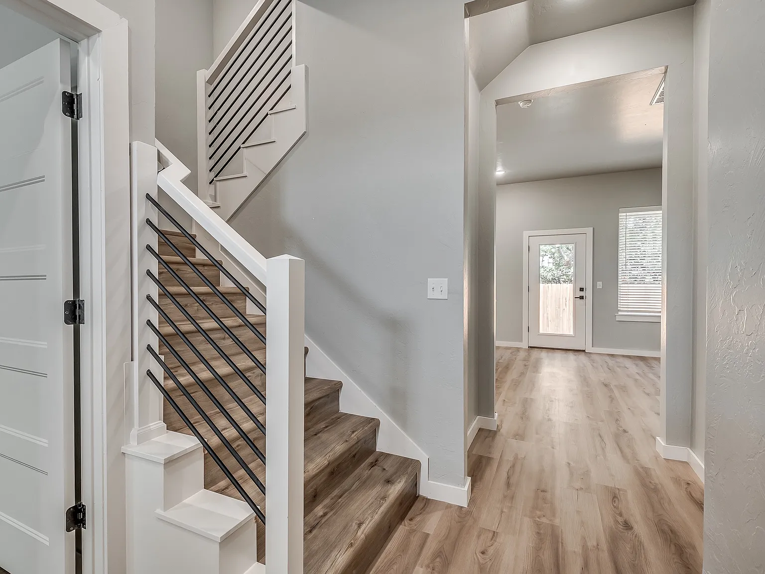 3 bed, 2.5 bath, 1800 sqft, $1,995 — Photo 4