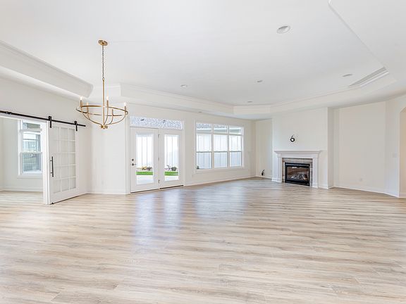 5th image of 2480 Collins Dr
