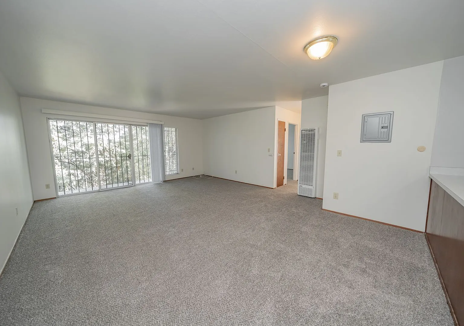 580 Jean St — Photo 2