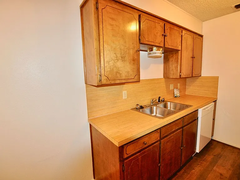 511 W Oak St #14 — Photo 7