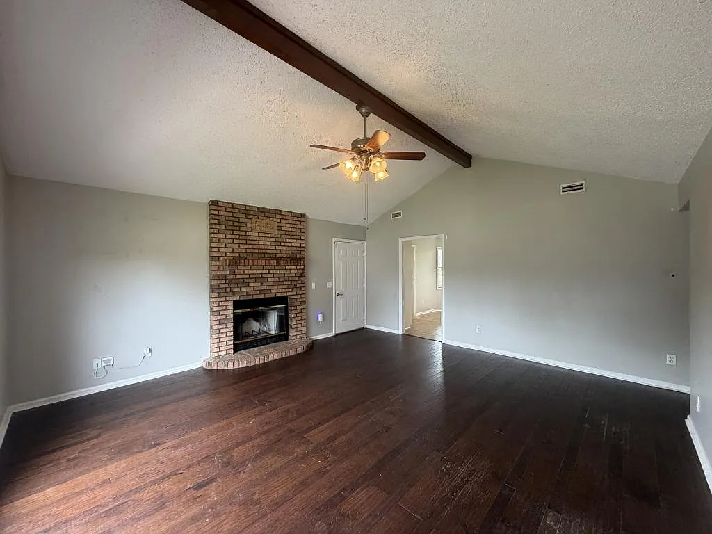 110 Woodley Dr — Photo 2