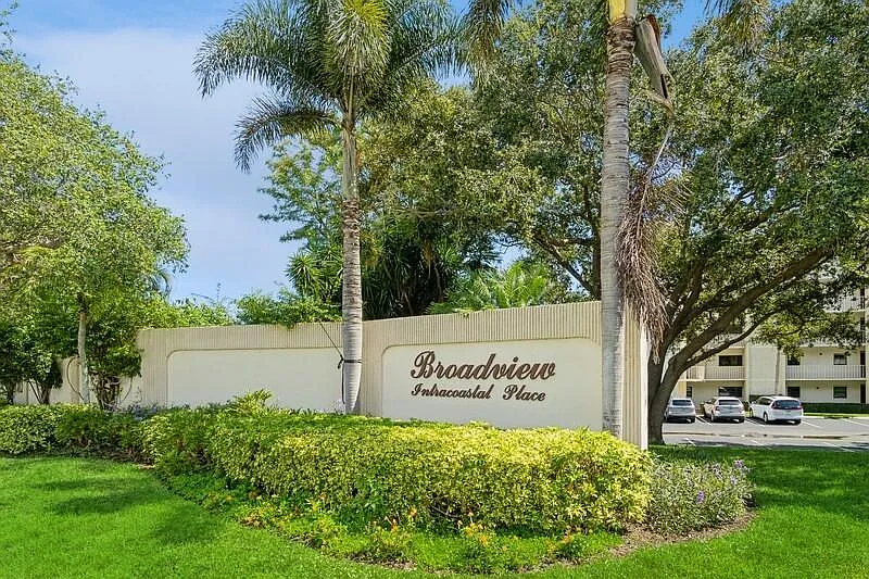 2 bed, 2.0 bath, 1272 sqft, $7,500 — Photo 2