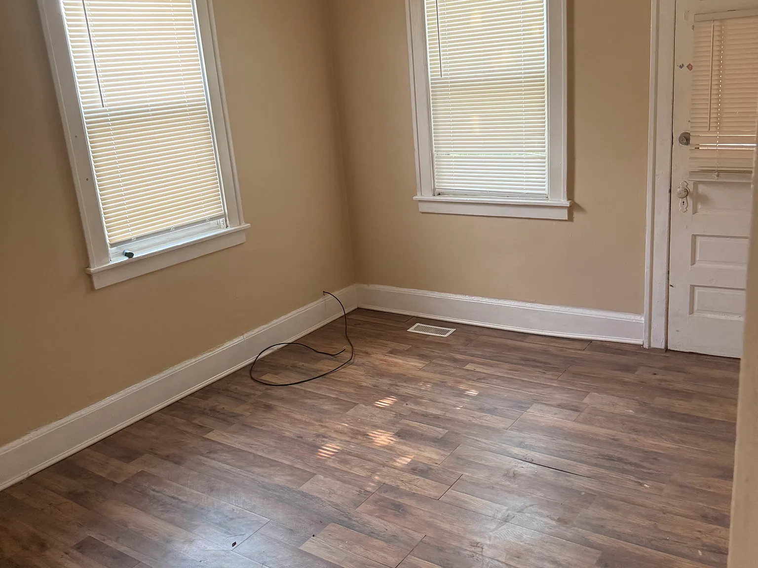 3 bed, 1200 sqft, $1,100 — Photo 4