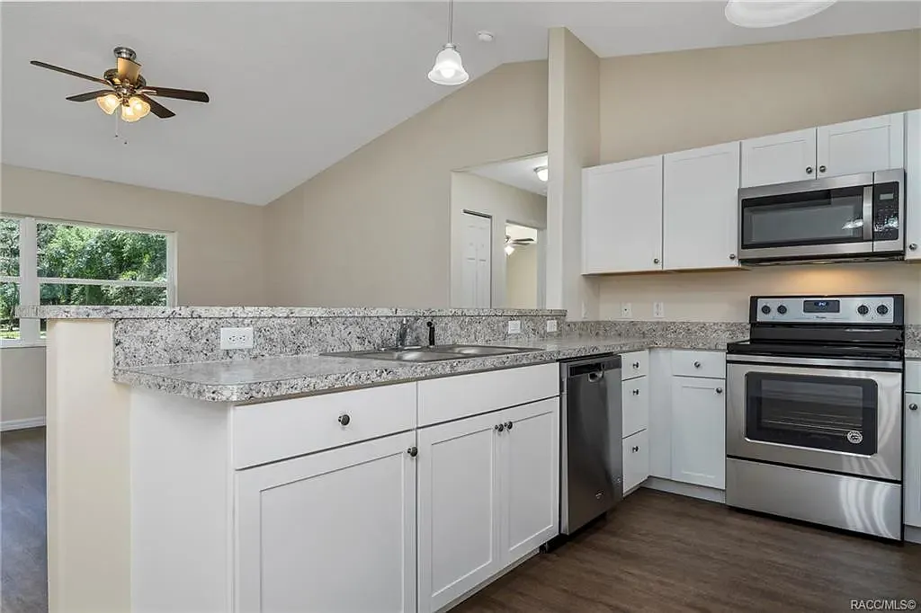3 bed, 1347 sqft, $1,900 — Photo 2