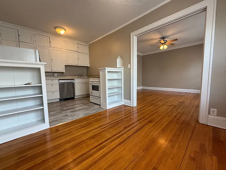 935 Goodrich Ave — Photo 3