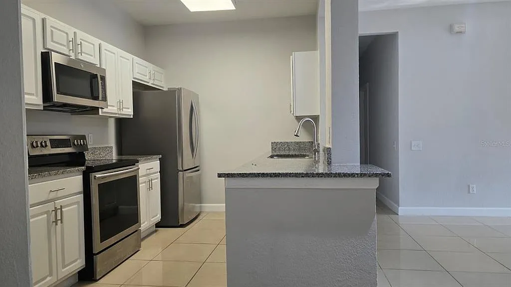 3 bed, 2.0 bath, 1408 sqft, $2,100 — Photo 2