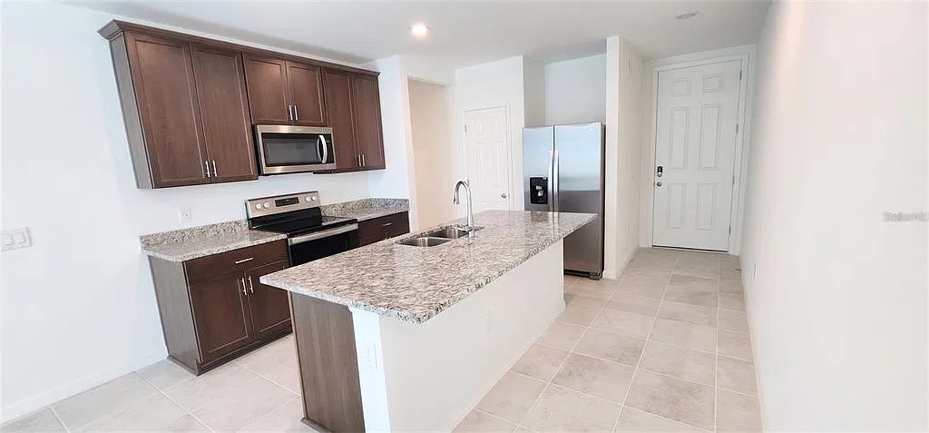 3 bed, 2.0 bath, 1255 sqft, $1,799 — Photo 3