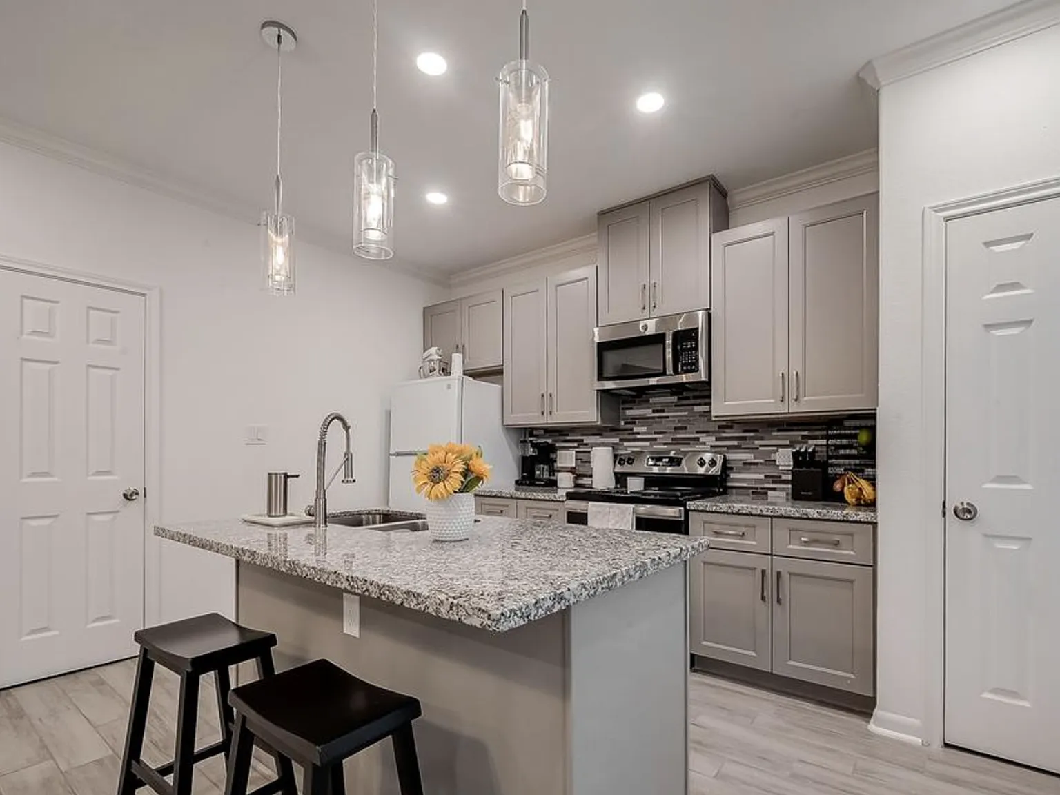 3 bed, 1260 sqft, $1,900 — Photo 3
