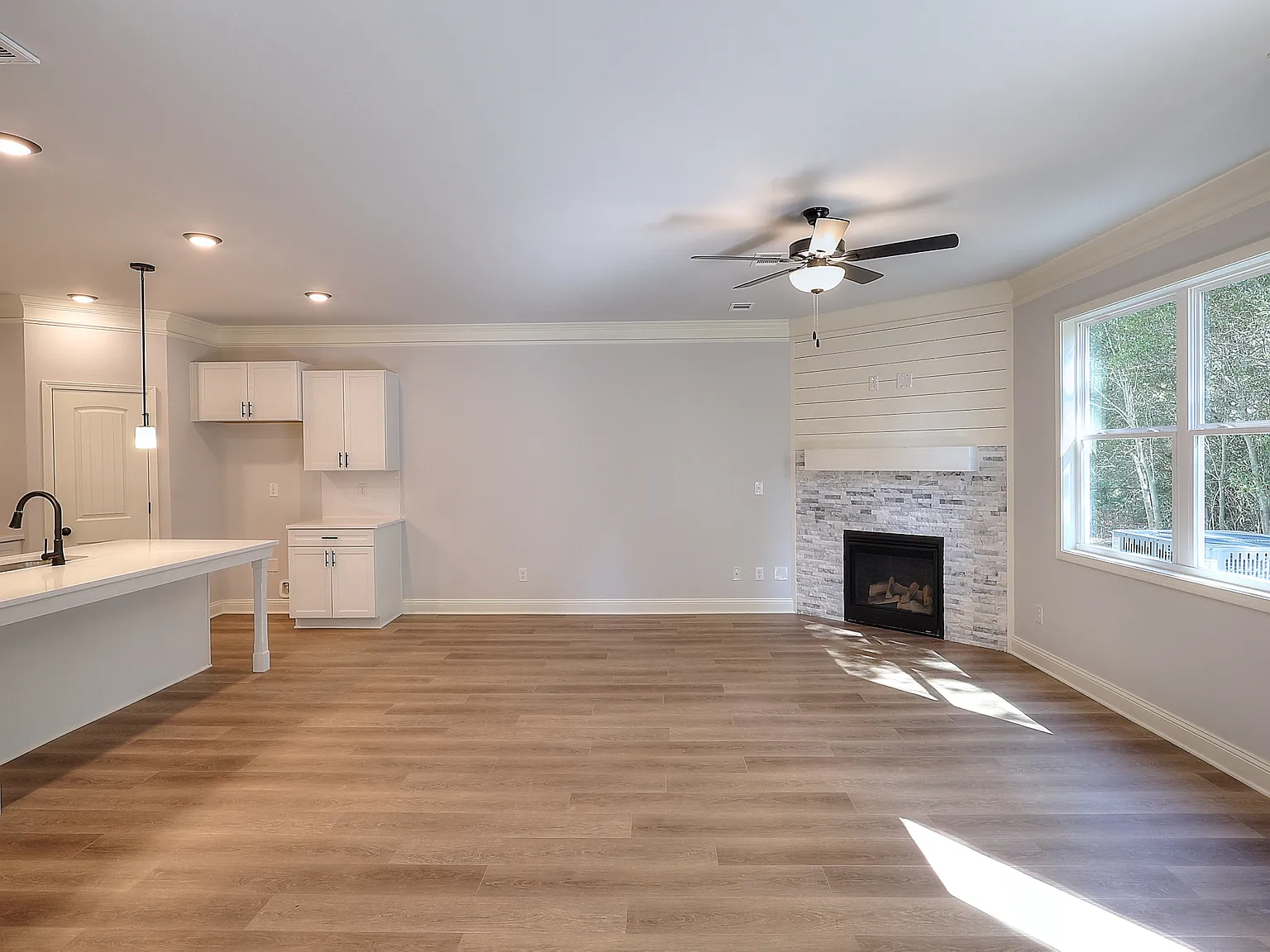 3 bed, 2.5 bath, 1660 sqft, $2,200 — Photo 2