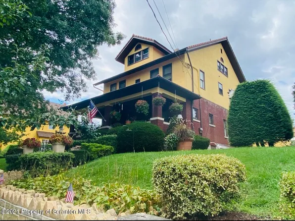 9 Hillcrest Dr, Dickson City, PA 18519