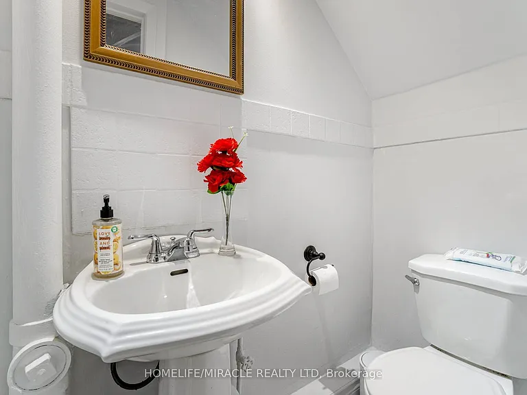 30 Hoskins Sq — Photo 15
